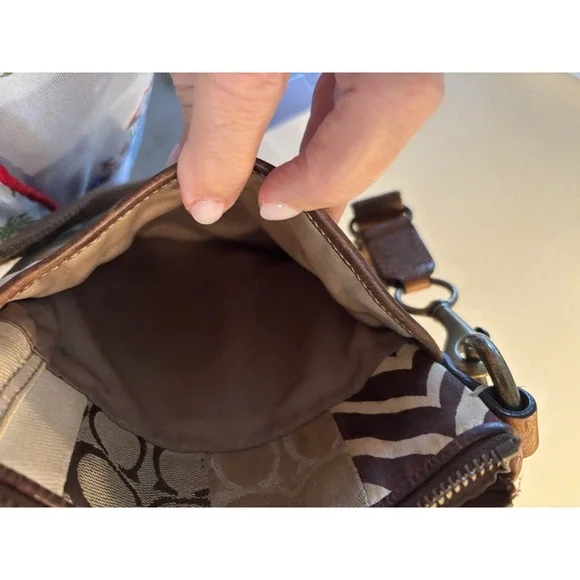 Vintage COACH Vintage  Signature Patchwork Crossbody Color Tan - Picture 6 of 6